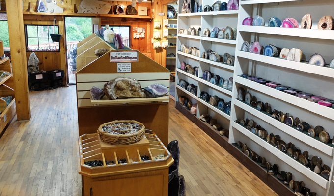 Roses Rock Shop in Estes Park